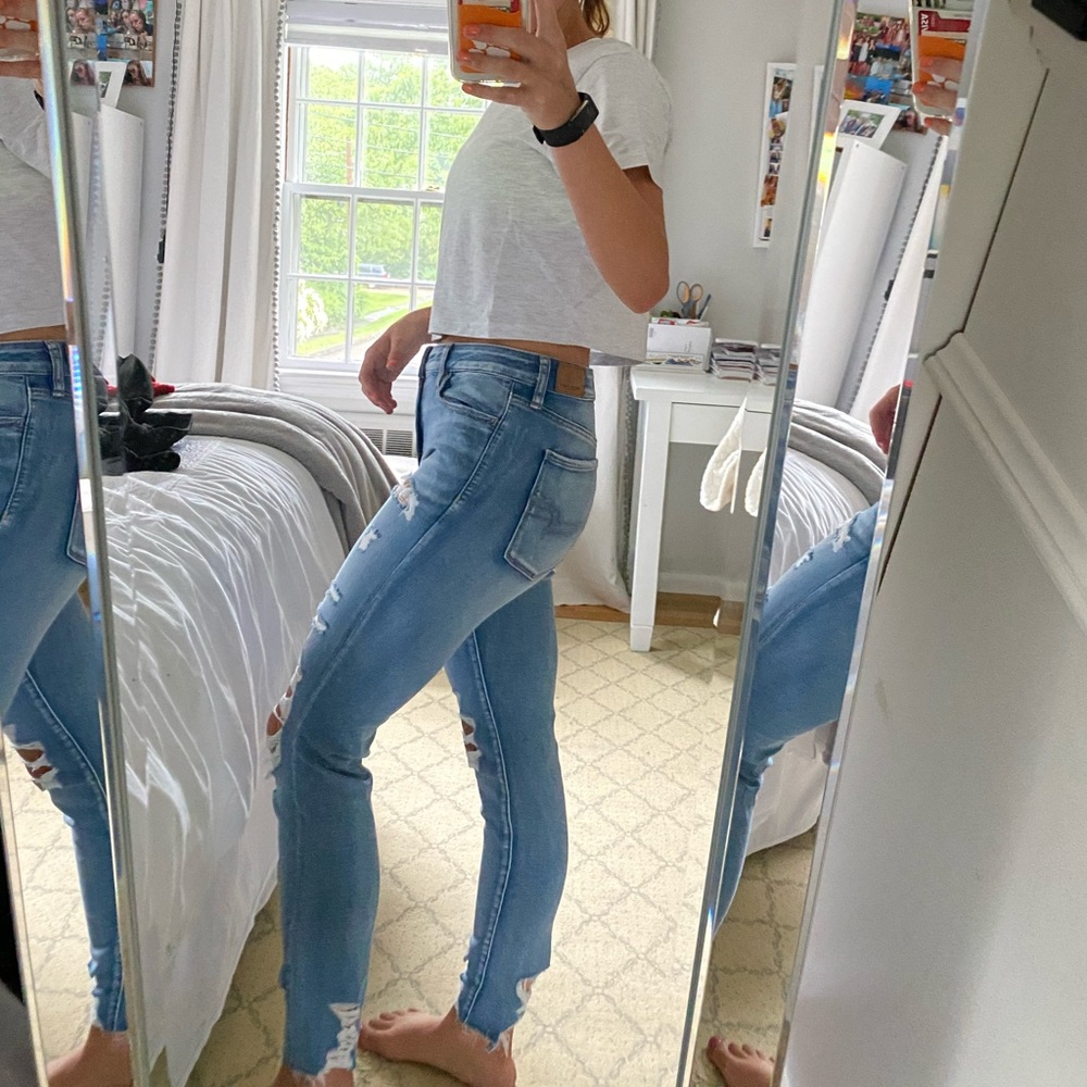 AMERICAN EAGLE RIPPED JEANS